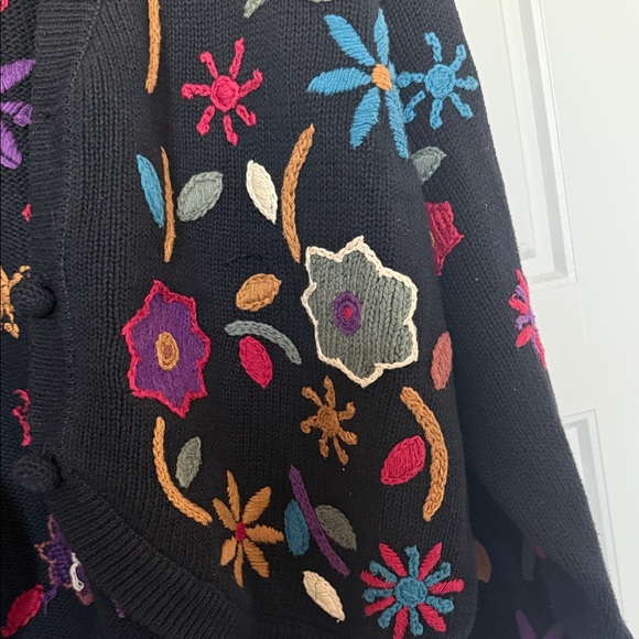 Colorful Floral Embroidered Women's Cardigan M/L Missing 1 Button - Picture 10 of 12